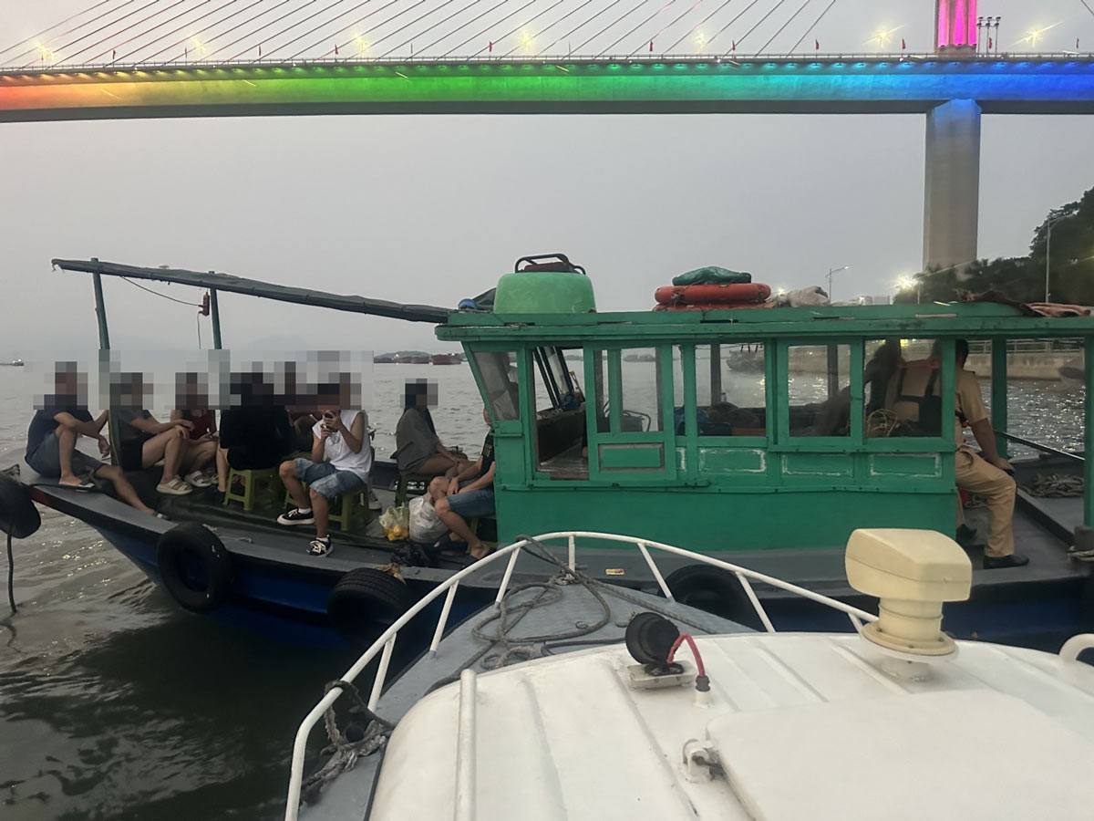 tour-chui-vinh-ha-long-1716436480.jpg