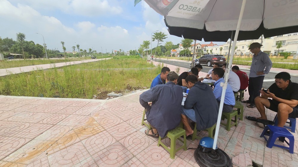 



Các "sàn giao dịch" tự phát "mọc" lên khá nhiều ở khu vực đất đấu giá để chào mời khách

