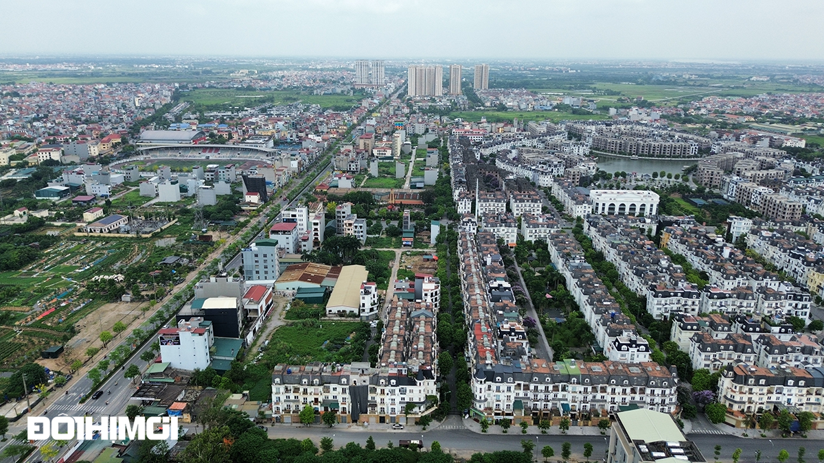 

Các biệt thự bỏ hoang trong Khu đô thị (KĐT) Lideco, nằm trên đường 32, thị trấn Trạm Trôi. Đây cũng là dự án lớn nhất huyện Hoài Đức và gần khu vực đấu giá đất.
