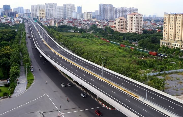 



Tuyến đường mới sẽ có chiều dài 1km, vận tốc thiết kế 50km/h. Trong hình là tuyến đường Phạm Văn Đồng sau khi được "lột xác" (Ảnh: VnExpress)

