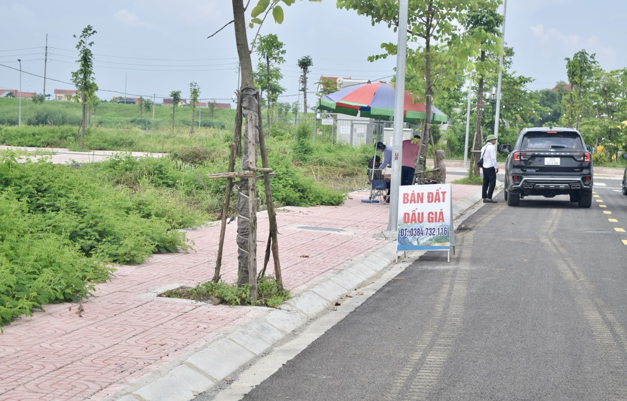 



Ngoài việc giá tăng cao bất thường, việc “lướt cọc, ăn chênh” cũng khiến giá trị của bất động sản bị “thổi” lên gấp nhiều lần

