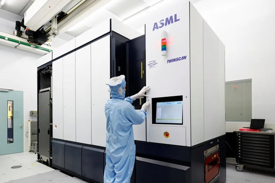 asml-1726478864.jpg