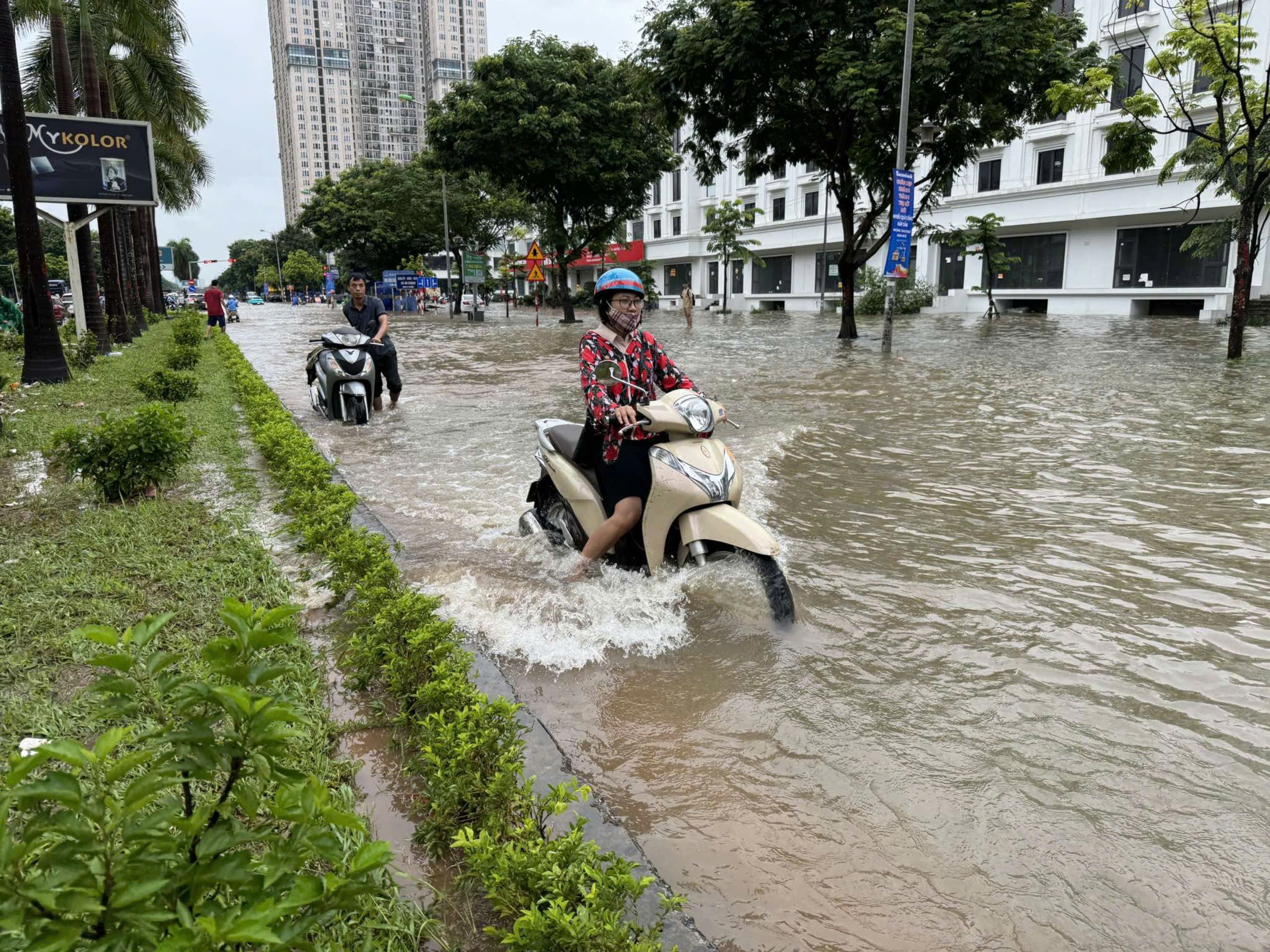 



Người dân sống tại khu vực này liên tục rơi vào tình trạng di chuyển khó khăn vì mưa ngập

