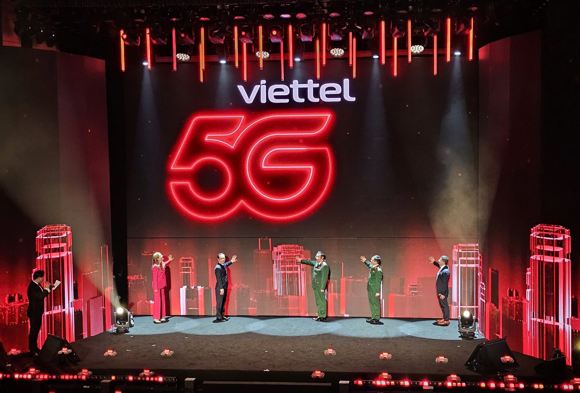 viettel-khai-truong-5g-15614-1729050537.jpg