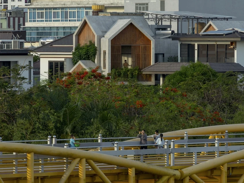 
Ngôi nhà phố 3 tầng có tên là Da Nang Villa, nằm trong khu đô thị mới giữa cầu Rồng và cầu Trần Thị Lý (TP. Đà Nẵng).
