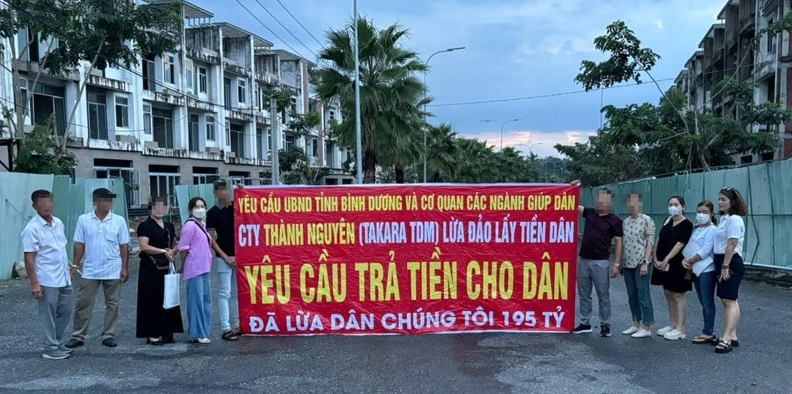 



Người dân căng băng rôn yêu cầu Công ty Thành Nguyên trả tiền (Ảnh: Thiên Lý - VOV)

