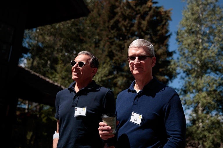 



Apple và Disney có mối quan hệ lâu dài: CEO của Disney Bob Iger và CEO của Apple Tim Cook được chụp ảnh tại Hội nghị Sun Valley năm 2016 nhưng hiện tại đã có rạn nứt.

