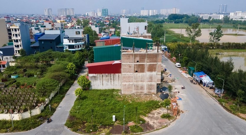 



Cận cảnh lô đất có "view" nghĩa trang trúng giá 262 triệu đồng/m2 trong phiên đấu giá đất tại quận Hà Đông (Hà Nội) ngày 19/10 vừa qua

