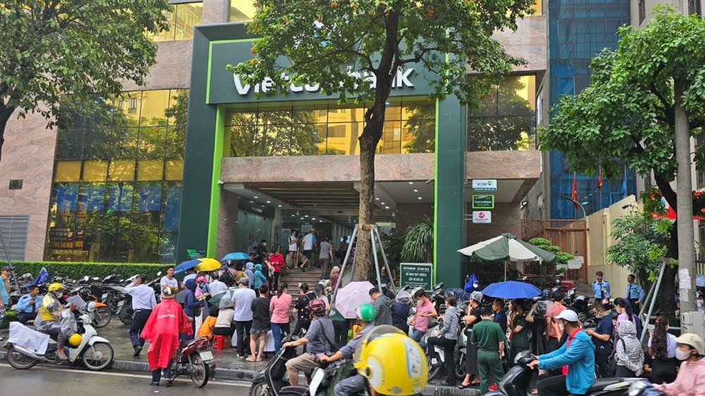 xep-hang-mua-vang-vietcombank-1718190587.jpg