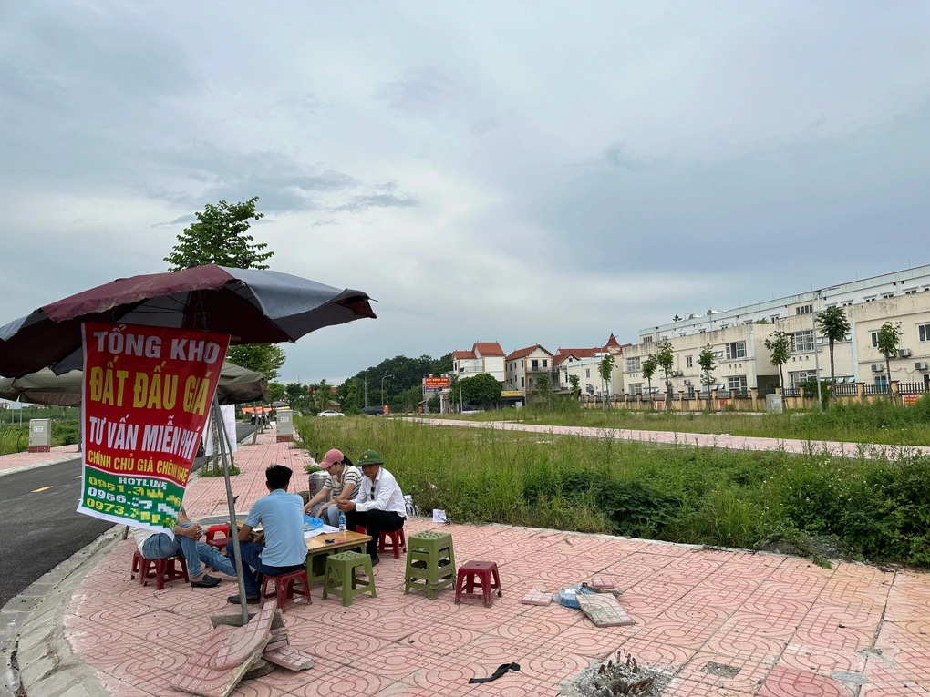 



Huyện Hoài Đức đã phải tạm dừng các phiên đấu giá tiếp theo để chờ kết quả kiểm tra

