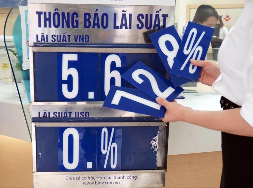 



Việc tăng lãi suất huy động của các ngân hàng thời gian qua đến từ việc cần vốn để đẩy mạnh hoạt động tín dụng từ nay đến cuối năm và vấn đề nợ xấu

