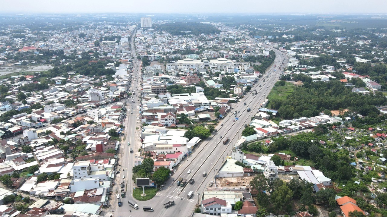 



Khu đô thị - dịch vụ Long Thành quy mô hơn 2.000ha thuộc huyện Long Thành. Trong ảnh là một góc huyện&nbsp;Long Thành nhìn từ trên cao (Ảnh: Hà Anh Chiến - Lao động)

