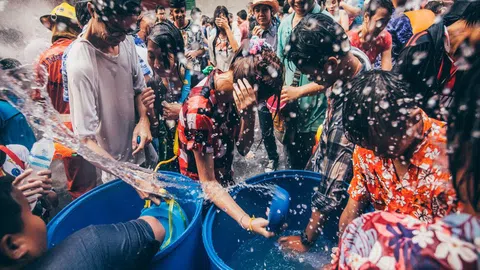 Đổ xô đến lễ hội té nước, tiểu thương hét giá 820.000 đồng 1 thùng nước lã