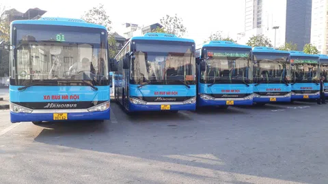 Hà Nội: Xe buýt chạy xuyên lễ phục vụ người dân