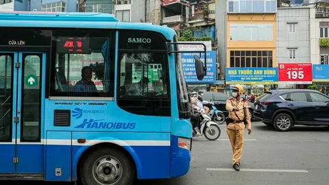 Hà Nội: Nhiều lái xe buýt chạy ẩu, vi phạm giao thông