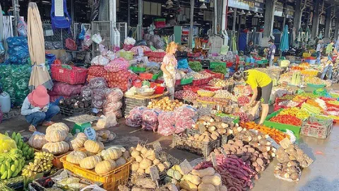 TP.HCM: Tăng cường kiểm tra điểm buôn bán tự phát quanh các chợ