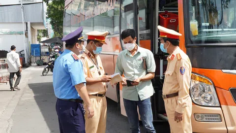 Hà Nội: “Tuýt còi” hàng loạt nhà xe vi phạm