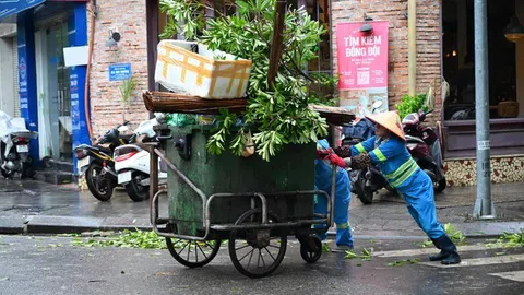 Hà Nội dùng thuyền thu gom, không để rác tràn vào nhà dân