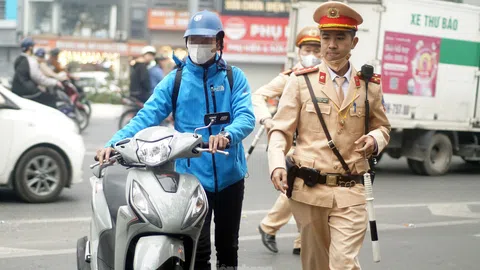 Nhiều người đi vào Vành đai 2 trên cao bị trừ điểm giấy phép lái xe