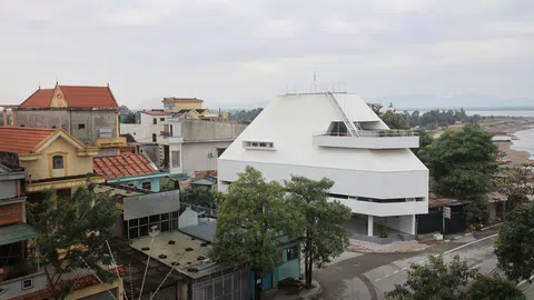 Độc đáo ngôi nhà mái nghiêng ở Quảng Bình có hình dáng như đàn piano