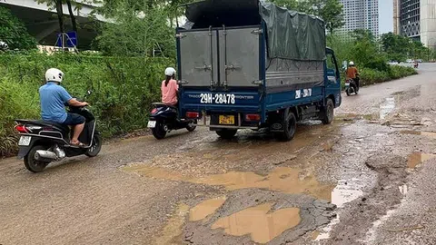 Hà Nội: Cận cảnh ổ voi, ổ gà ở đoạn đường 700m hướng lên cầu Thăng Long