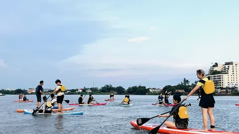 Độc đáo dịch vụ chèo SUP khám phá sông Sài Gòn