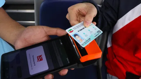 Người dân Hà Nội chính thức được đi xe bus bằng vé điện tử