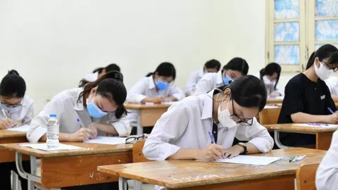 Hà Nội: Cấm vận động học sinh không thi vào trường cấp 3 công lập