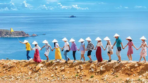 Tour du lịch đường bộ "chiếm sóng" hè