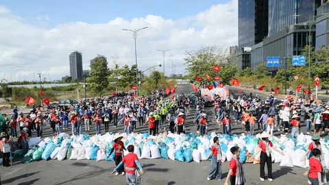 Hàng nghìn người tham gia chiến dịch nhặt rác ở Hà Nội