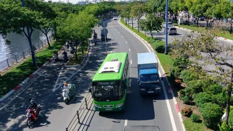 TP.HCM bắt đầu mở rộng 8km làn xe máy trên đại lộ Võ Văn Kiệt