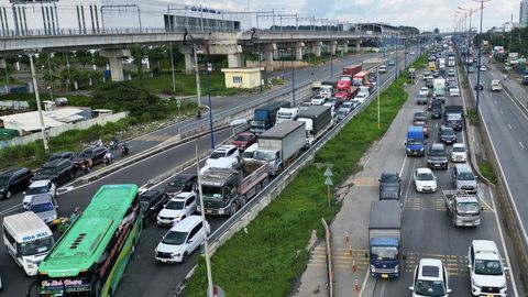 Cao tốc TPHCM - Long Thành bị đóng, ô tô kẹt cứng trên quốc lộ