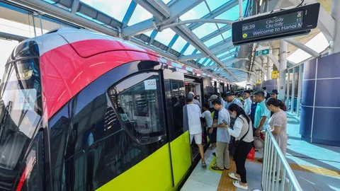 Metro Nhổn – ga Hà Nội vẫn thu hút hành khách dù đã chính thức thu phí