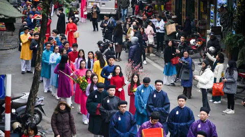 Hàng trăm người mặc áo dài rước lễ trên phố cổ Hà Nội