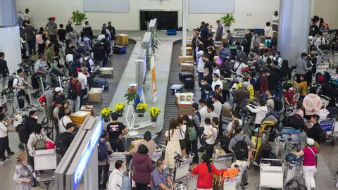 Sân bay Tân Sơn Nhất đông nghẹt người đến đón Việt kiều về ăn tết