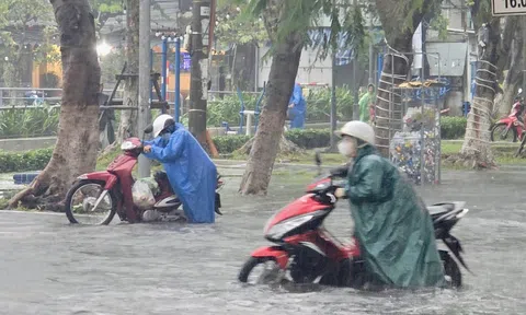 Đà Nẵng: Người dân vùng "rốn lũ" gấp rút chuyển đồ lên cao để phòng, tránh ngập lụt