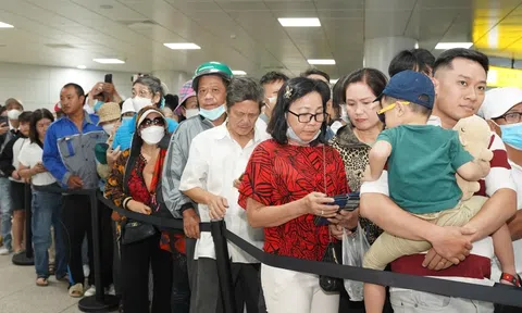 Người dân xếp hàng dài từ sáng sớm để đón chờ chuyến tàu đầu tiên của metro số 1