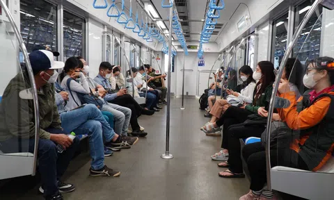 Ngày đầu metro số 1 thu phí: Khách vẫn đông dù hệ thống lỗi phải dùng vé giấy