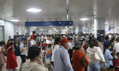 Du xuân mùng 2 Tết: Người dân chọn metro và tuân thủ nghiêm luật giao thông