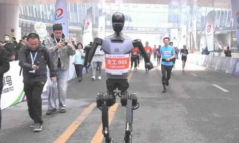 Cuộc thi chạy bán marathon đầu tiên trên thế giới giữa con người và robot chuẩn bị diễn ra