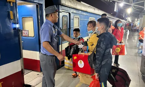 Hỗ trợ vé máy bay, tàu hỏa cho công nhân về quê ăn Tết