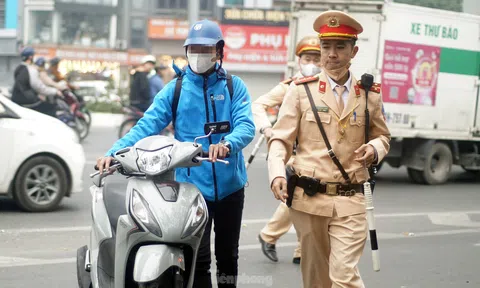 Nhiều người đi vào Vành đai 2 trên cao bị trừ điểm giấy phép lái xe