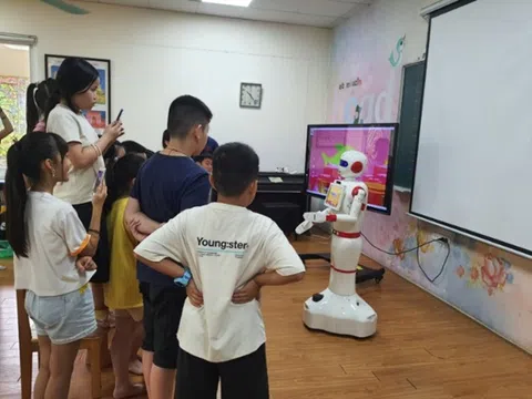 Make in Vietnam: Robot thông minh hình dáng người hỗ trợ dạy tiếng Anh cho trẻ em hiệu quả