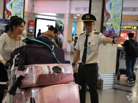 Hành khách qua sân bay Tân Sơn Nhất tăng mạnh trong mùng 2 Tết