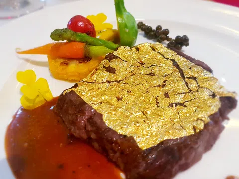 Ăn bánh, ăn thịt bò dát vàng, đi khách sạn vàng - muôn kiểu "lấy vía Thần tài"