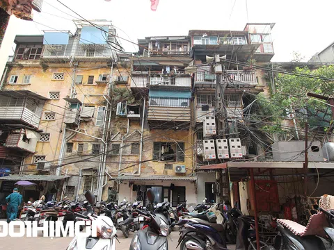 "Ma trận" dây điện dễ gây cháy nổ trong các khu chung cư cũ ở Hà Nội