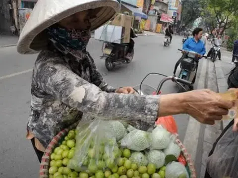 Vấn nạn hàng rong chèo kéo du khách làm xấu xí hình ảnh người Việt