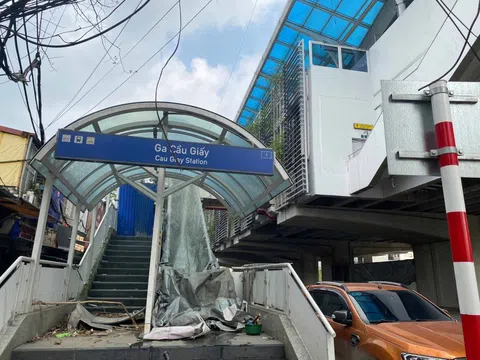 Ngập ngụa rác ở lối vào ga dù đường sắt đô thị Nhổn - ga Hà Nội chưa đi vào hoạt động