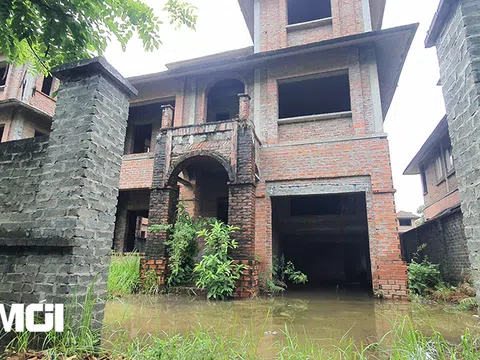 Cảnh nhếch nhác thảm hại trong “làng biệt thự” triệu đô ở phía Tây Hà Nội