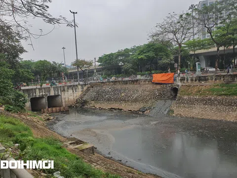 Cận cảnh ô nhiễm của sông Tô Lịch trước khi được “hồi sinh”